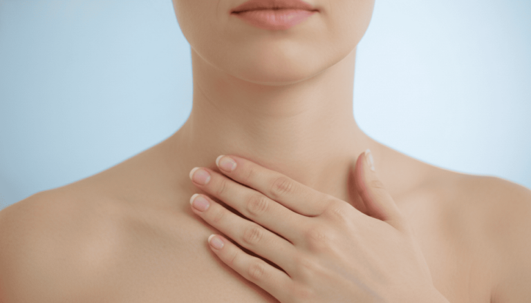 Pessoa tocando a região da tireoide com frasco de solução representando Lugol 5% ao lado.