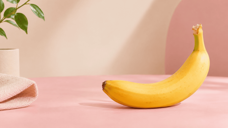 Banana sobre fundo rosa, imagem conceitual do artigo sobre saúde sexual masculina.